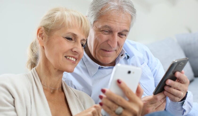 <p>Man en vrouw met mobiel. </p>