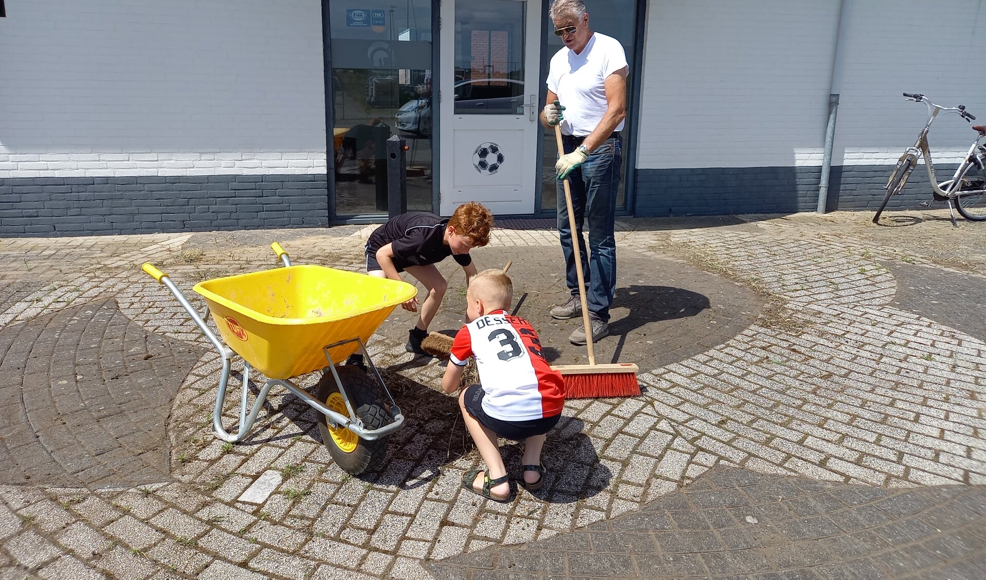 Juca Zwartjes (7) en Mart van Kesteren helpen Eric van Ekelenburg een handje.