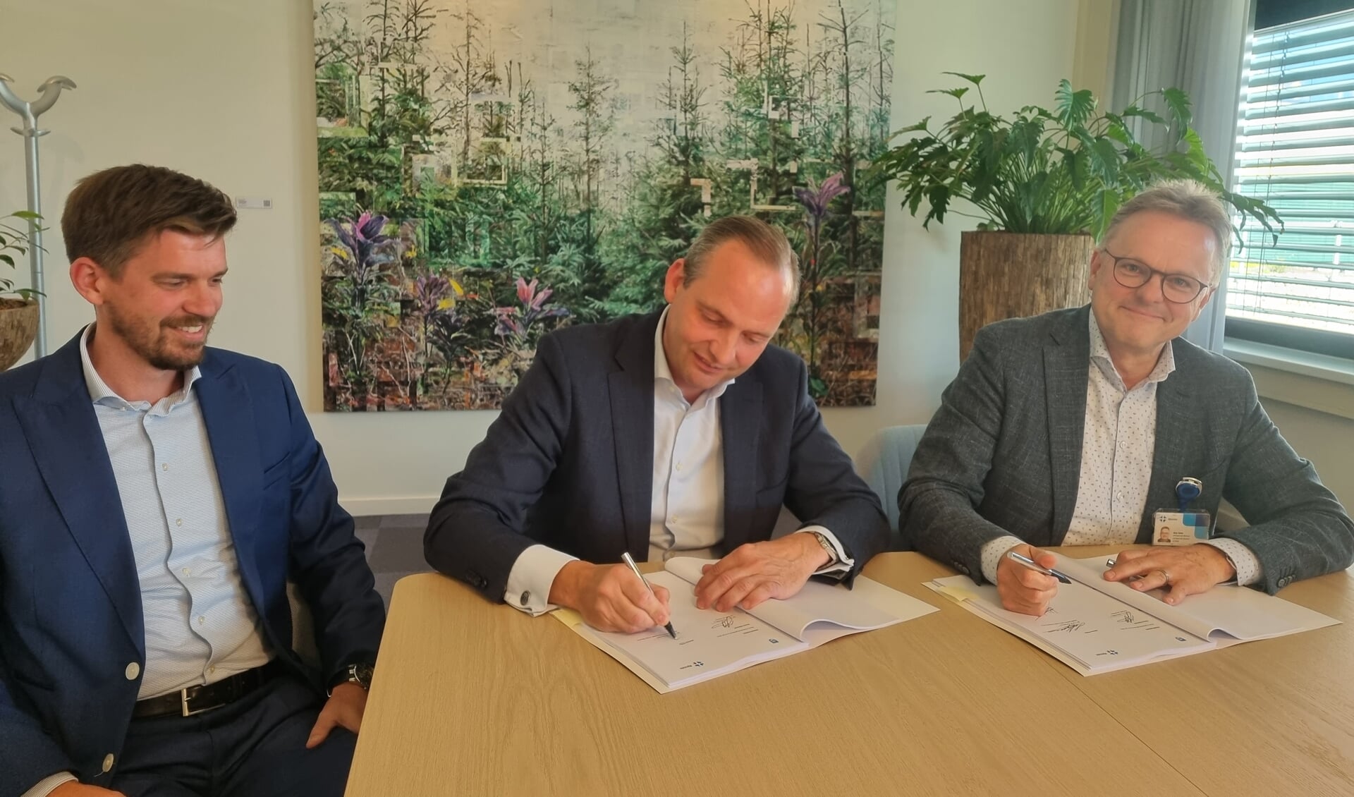 Henk Roelofsen, Léon Kempeneers, Hans Schoo zijn blij met de overeenkomst tussen Philips en Rijnstate.