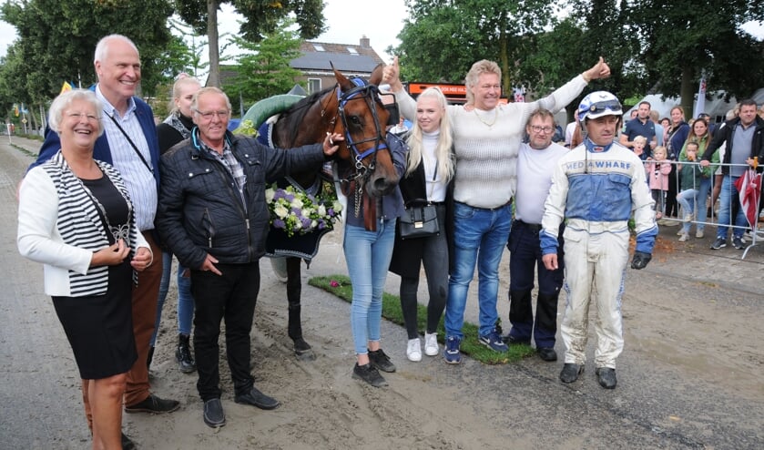 <p>Winnaar 2019 met eigenaar Stal De Groningers en rijder John de Leeuw. </p>
