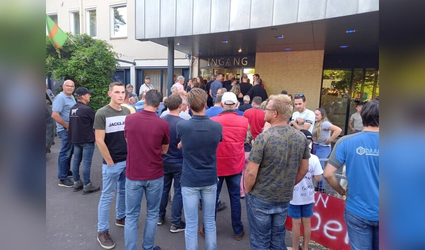 <p>Boeren dringen om het gemeentehuis in te gaan. </p>