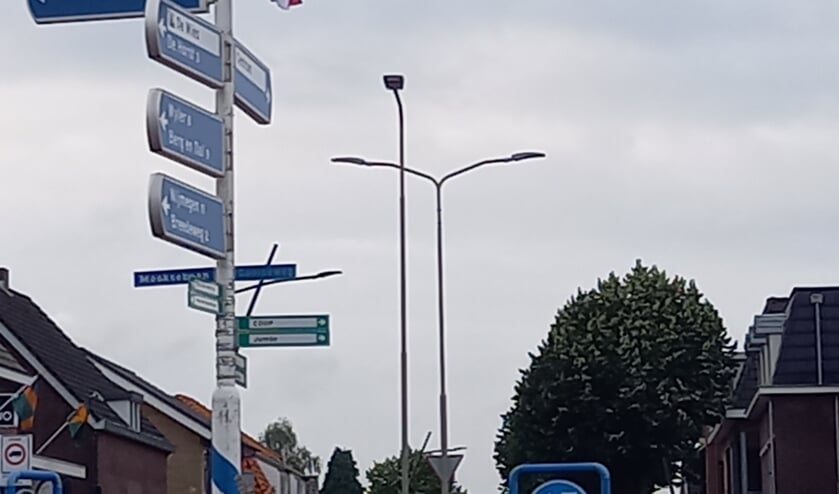 Omgekeerde driekleur bij rotonde Zuidmolen