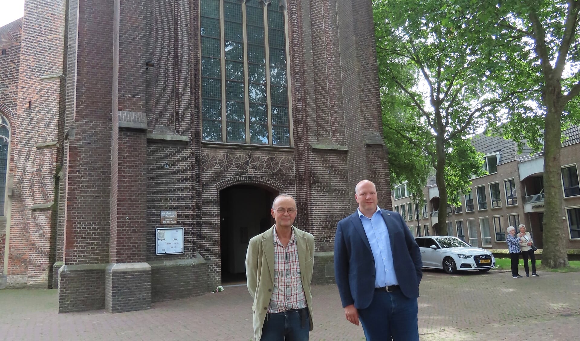 Maarten Smits (links) en Fabian van Buuren voor de St. Andreaskerk  in Zevenaar: "Geloof zit in mensen, niet in steen" 