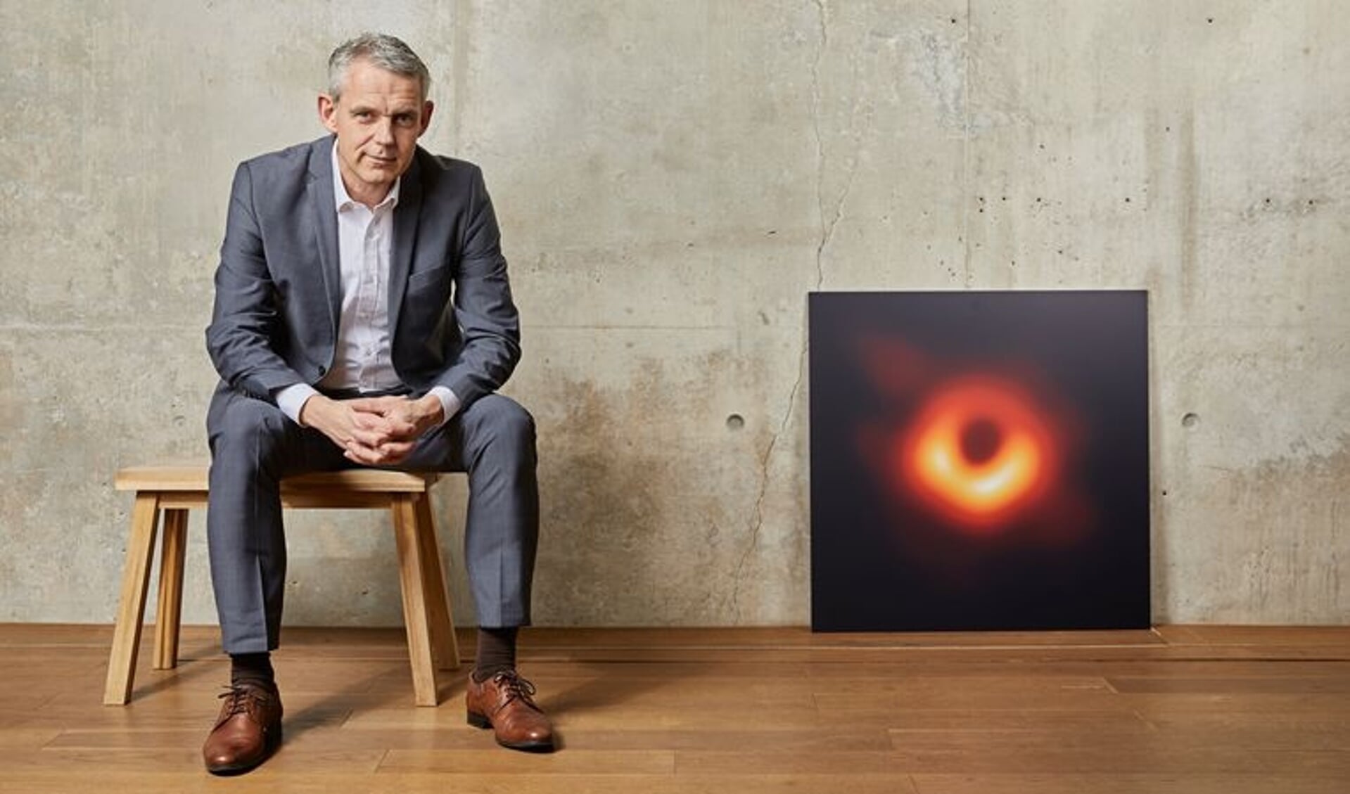 Heino Falcke met de wereldberoemde foto van het zwarte gat. 