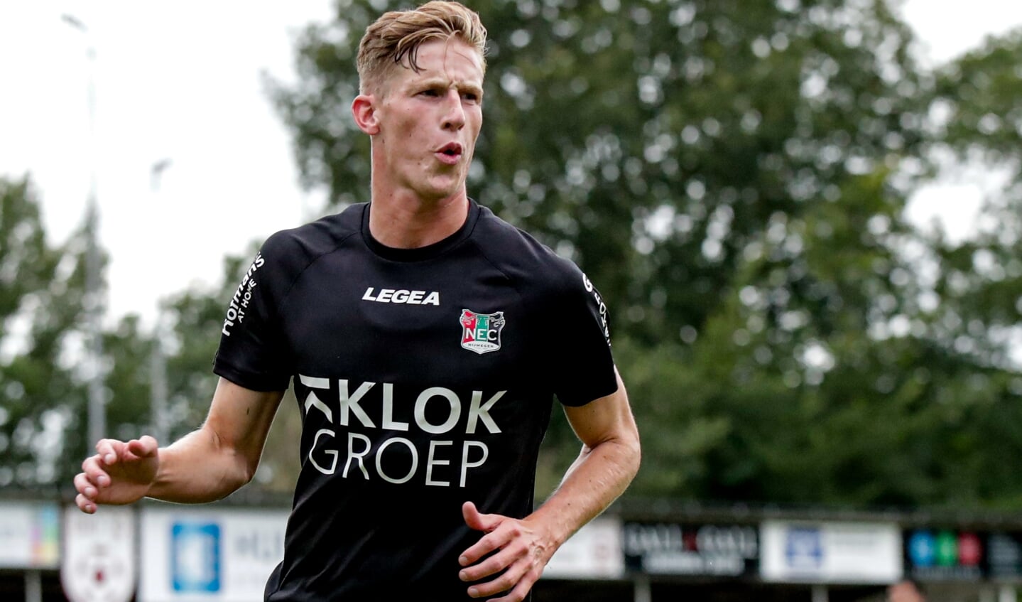 Joep van der Sluijs viert zijn doelpunt in de vriendschappelijke wedstrijd tegen DIO '30. 