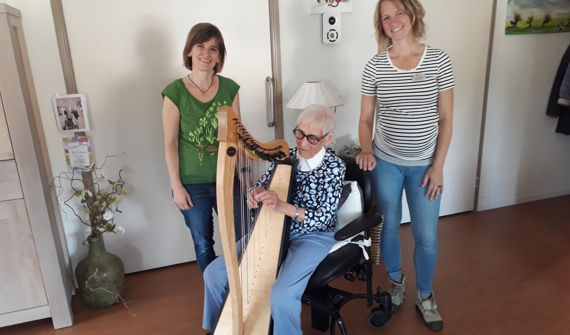 Janneke Oostveen (links), mevrouw Hofstra op harp en Ilse Tummers.