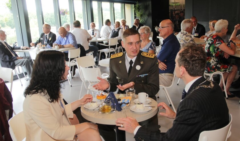 <p>Burgemeester Slinkman in gesprek met Militair Attaché Oekraïne. </p>