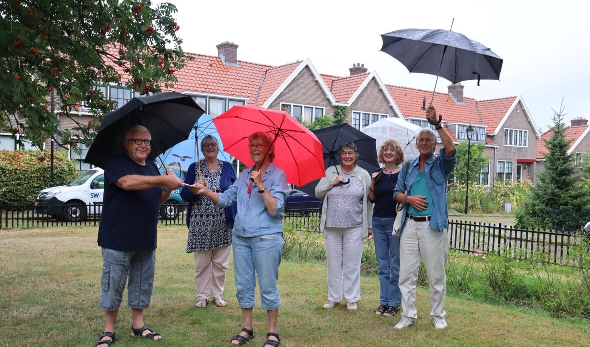 Joop (links) en de bewoners Betty, Lyda, Johan, Erna en Henny.