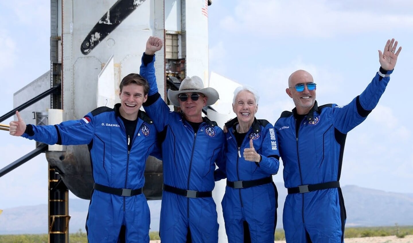 De Nederlander Oliver Daemen (links) ging op ruimtevaart met Jeff Bezos. 