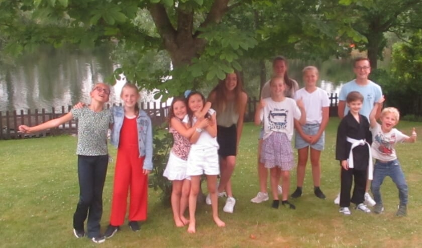 <p>Enkele leerlingen van Talento Metissimo tijdens de slotavond van de diploma- en certificaatuitreiking.</p>