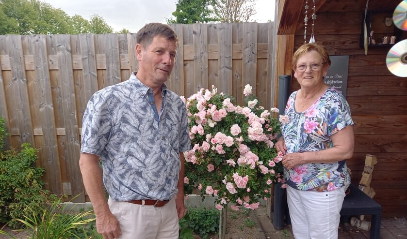 <p>Frans en Marie in hun tuin aan de Van Nispenstraat in Groesbeek. </p>