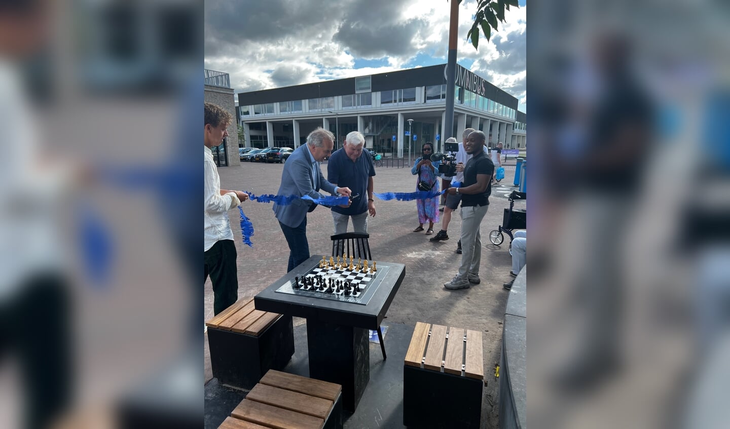 Wethouder Bob Roelofs 'opent' de eerste openbare schaaktafel. 