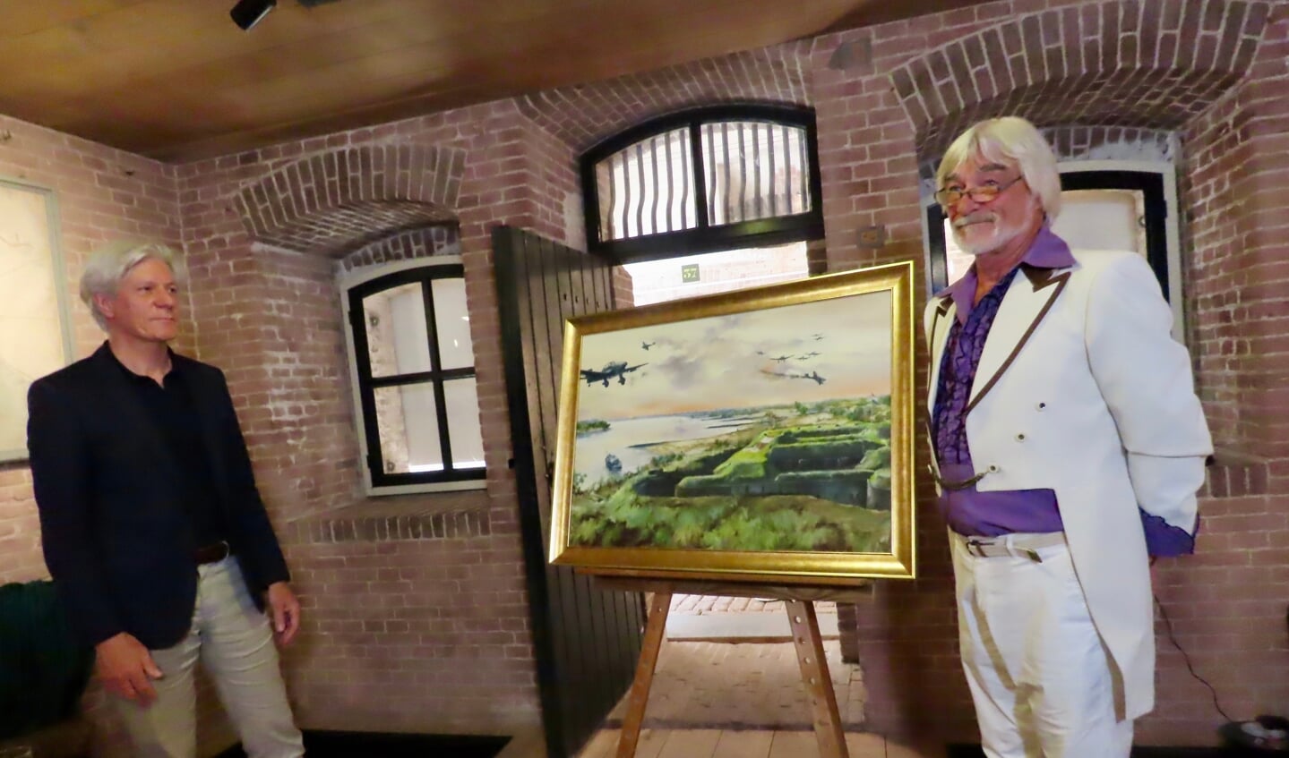 Ben Verfürden (links) en Joes Wanders staan stil bij het schilderij