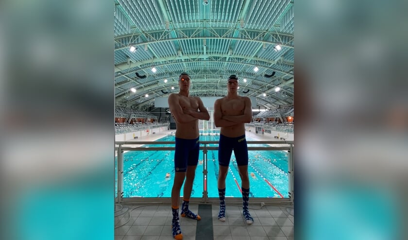 <p>Vincent Crooijmans (links) en Sander Crooijmans (rechts) in het Pieter van den Hoogenband zwemstadion te Eindhoven. </p>
