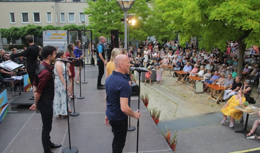 <p>Vierdaagse-orkest op Dorpsplein Groesbeek. </p>