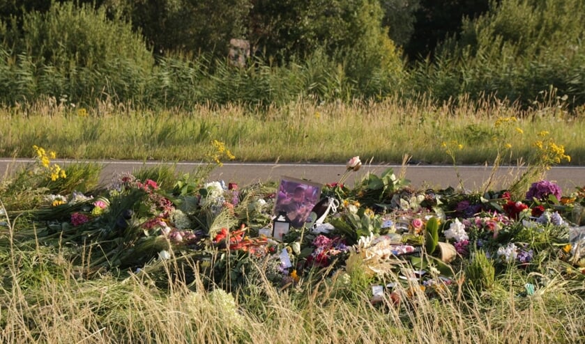 <p>Bloemen op de plek waar Niels verongelukte.</p>  