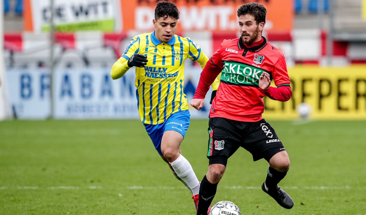 Ayman Azhil van RKC Waalwijk en Jordy Bruijn van NEC in duel.
