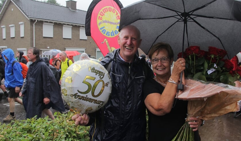 <p>Theo wordt op de Herwendaalseweg opgevangen door Marijke. </p>