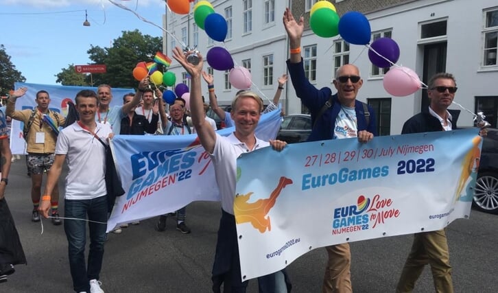 Een afvaardiging van de EuroGames 2022 loopt mee in de Pride March.