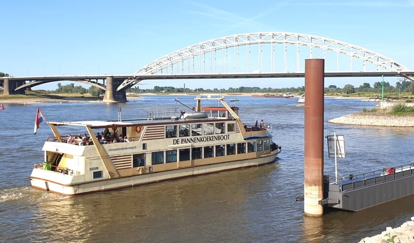 De Pannenkoekenboot verlaat voorlopig Nijmegen. 