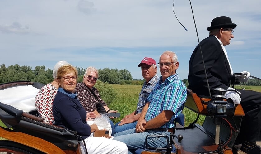 <p>'Evacuatietocht' familie Stapel. Links: Lenie en Jannie, rechts achter: David. Verder Ton van Bon en menner Ben Hofs. </p>