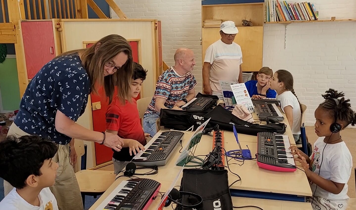 Muziekles tijdens de zomerschool in Westervoort: "Door muziekbeleving gaat er een hele wereld voor deze kinderen open"
