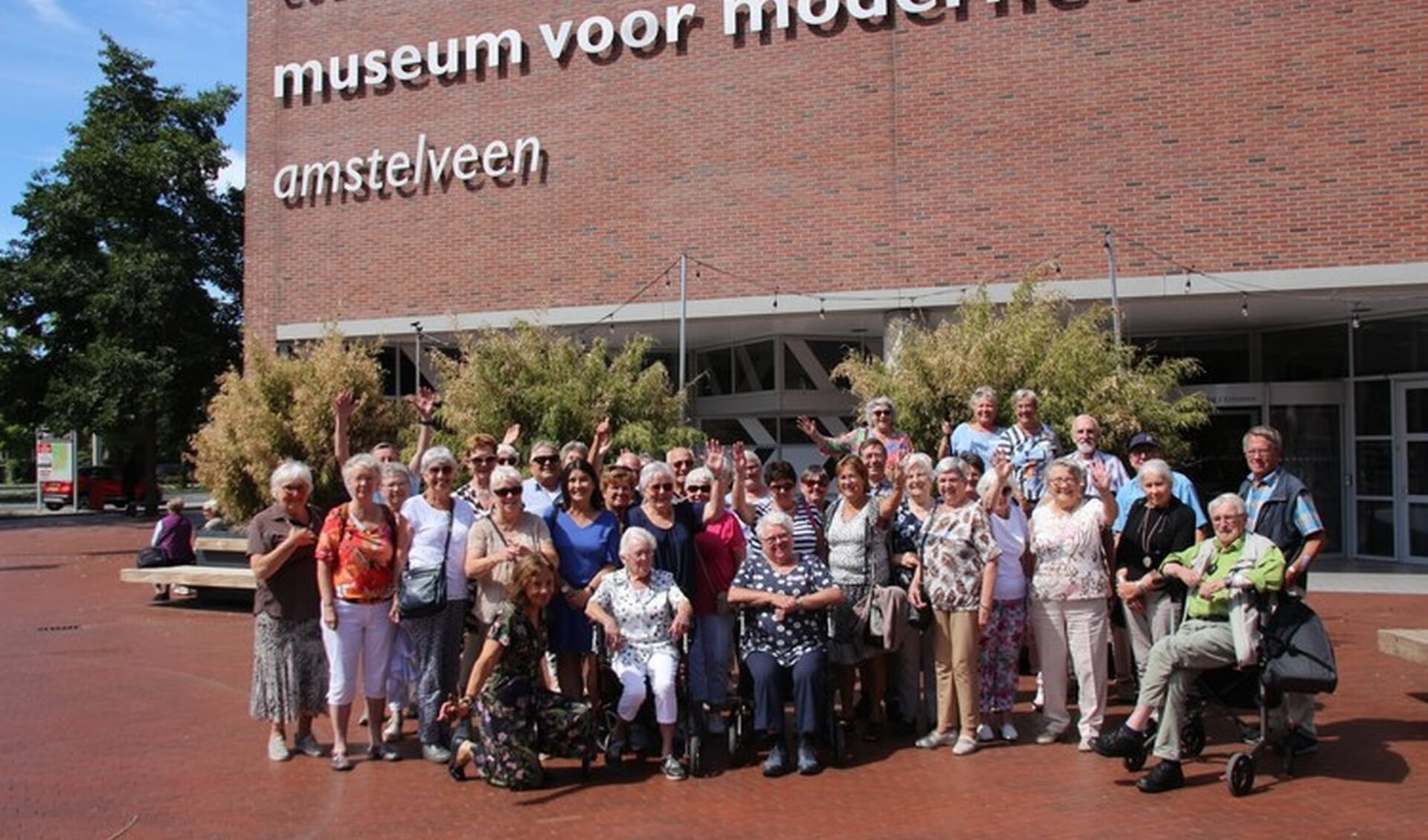 Leden KBO bij vertrek voor het museum in Amstelveen.