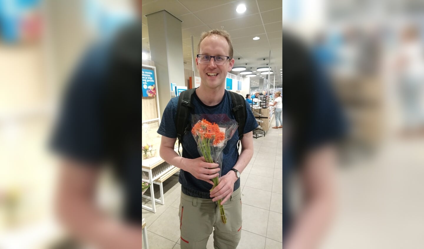 Lerrie Grooten koopt een bloemetje aan iemand anders.