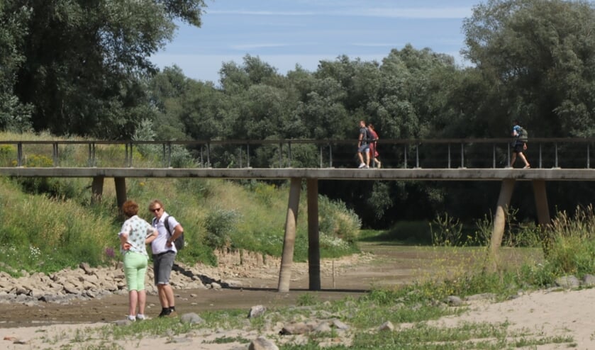 Wandelen in drooggevallen stroompje.