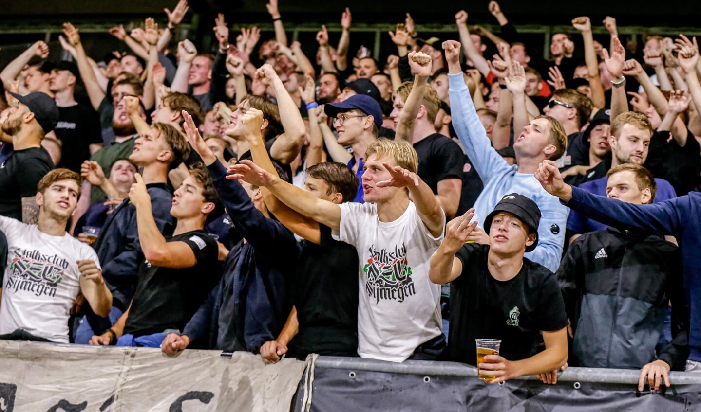 Voetbal en bier. (Foto: Broer van den Boom/Orange Pictures)
