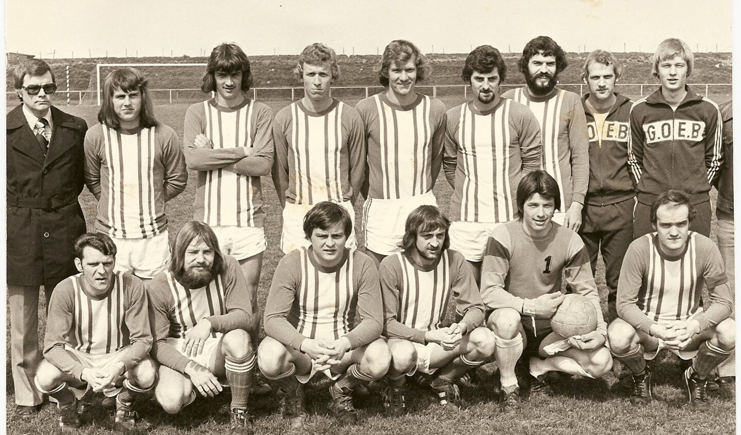 Het eerste elftal in 1977, dat kampioen werd na het duel tegen Rijnland: 1-0 winst door een doelpunt van Theo van Workum. Achter: Theo Berns (trainer), Theo van Workum, John Kemper, Peter Smit, Jan Ubing, Remy Basten, Willy Messing, Frans Neijenhuis, Rob GerretzenVoor: Geert Degen, Gerry Bouman, Geert van Weelden, Ben Aling, Bennie Stevens, Jos Brom