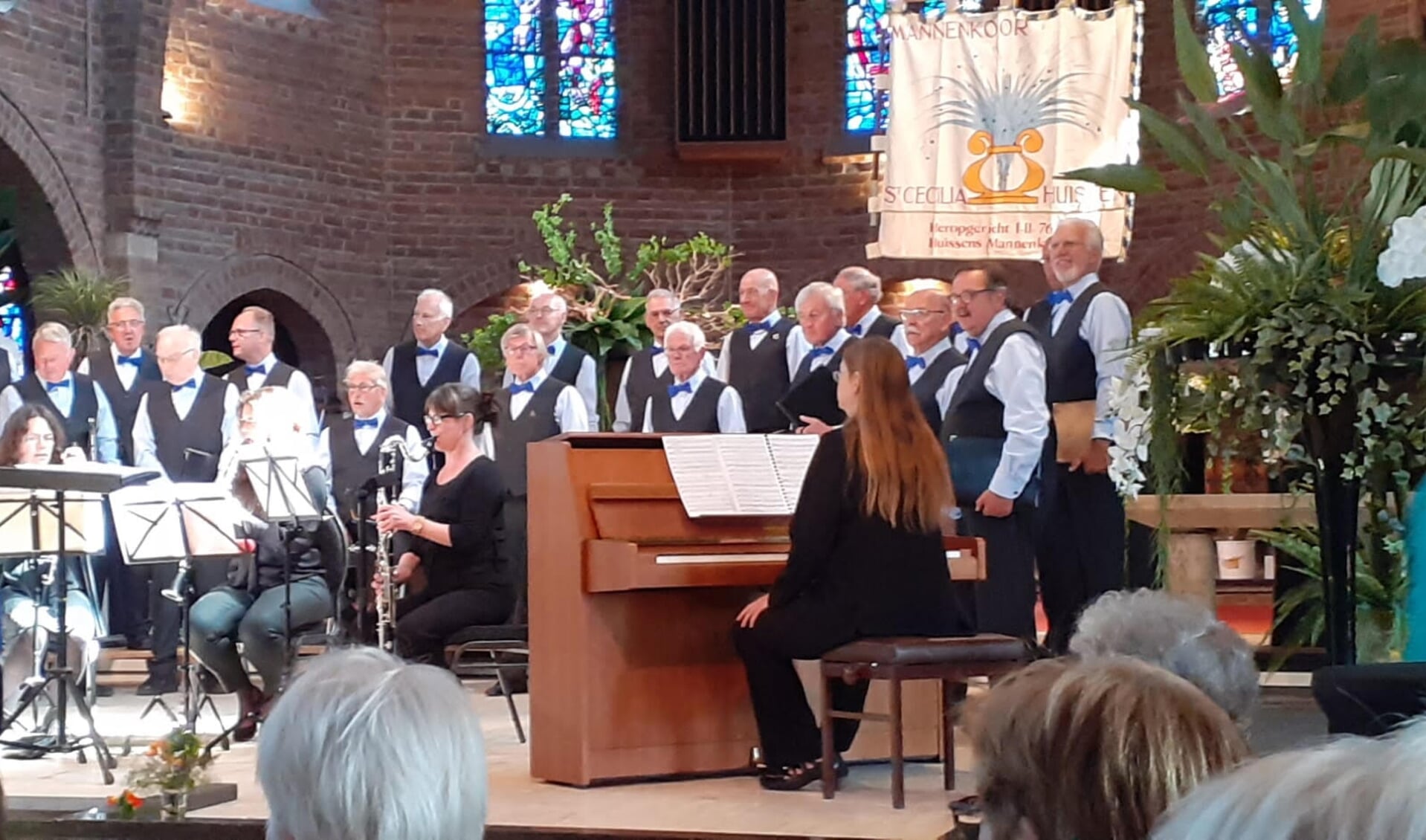Concert Lingewaards Mannenkoor in Zandse kerk. 