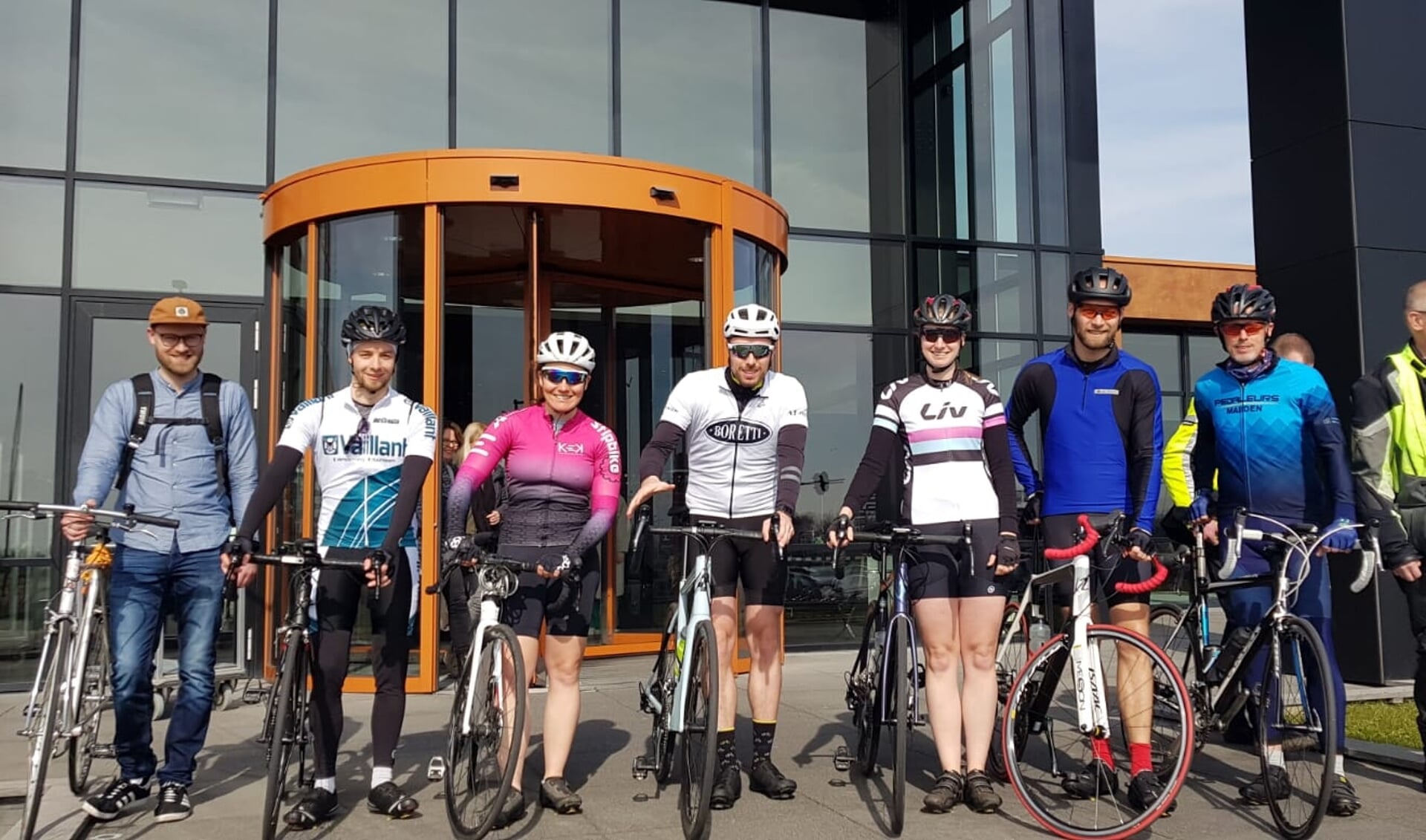 Merged Cycling Club. Van links naar rechts: Joost van Rijn, Brian Thijssen, Louise Douma, Chiel van Rijn, Leonie Klaassen, Mark Thijssen en Hugo van Rijn. (Niet op de foto: Veronique Meekes).