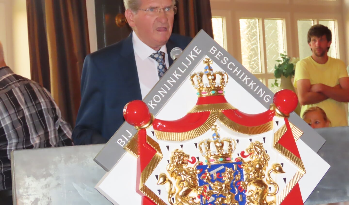 Jacques van Wely met de plaquette