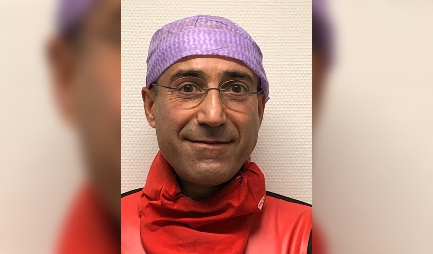 Dr. Hoseyni in operatiekleding.