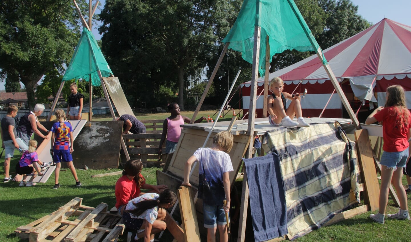 De jeugd als ware tentenbouwers in Leuth. 
