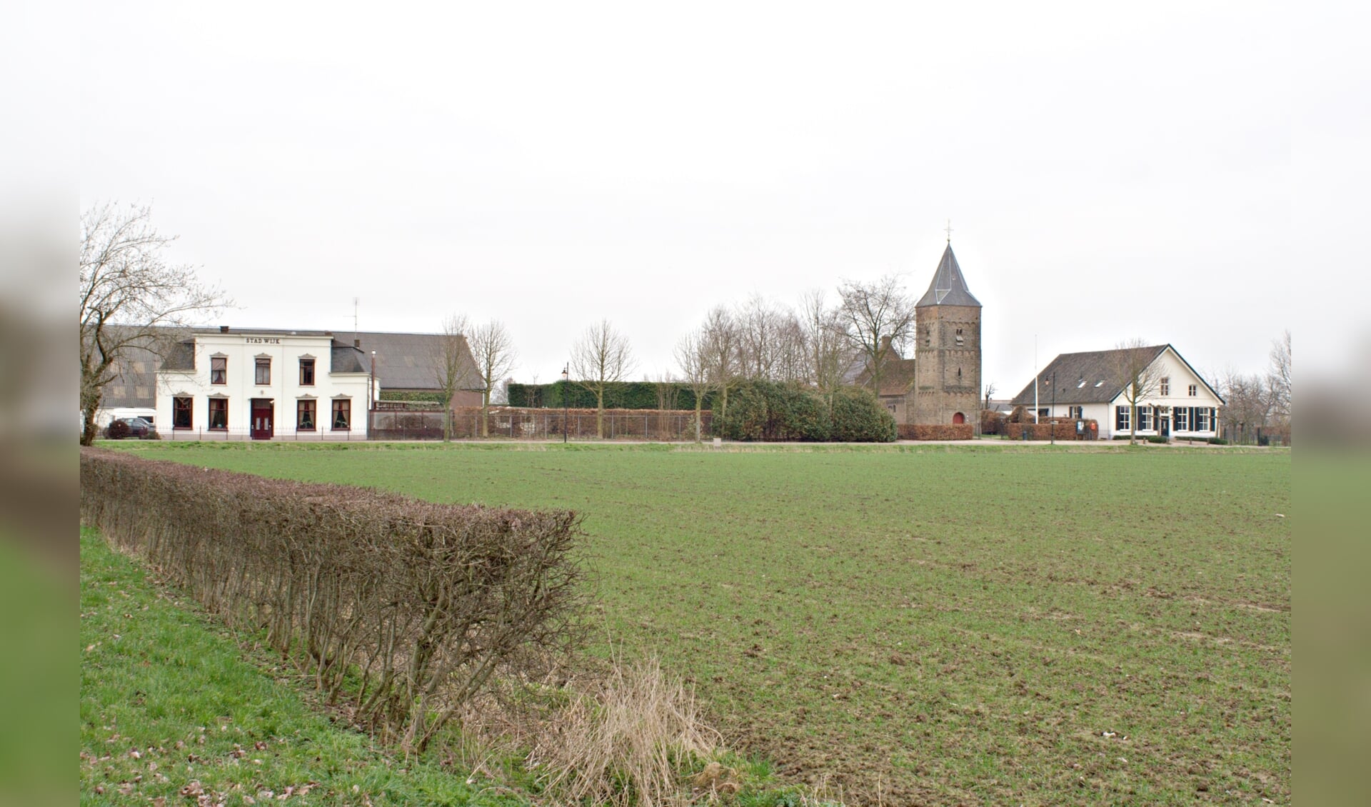 De plek waar het middeleeuwse kerkje nu staat, heeft een lange geschiedenis.