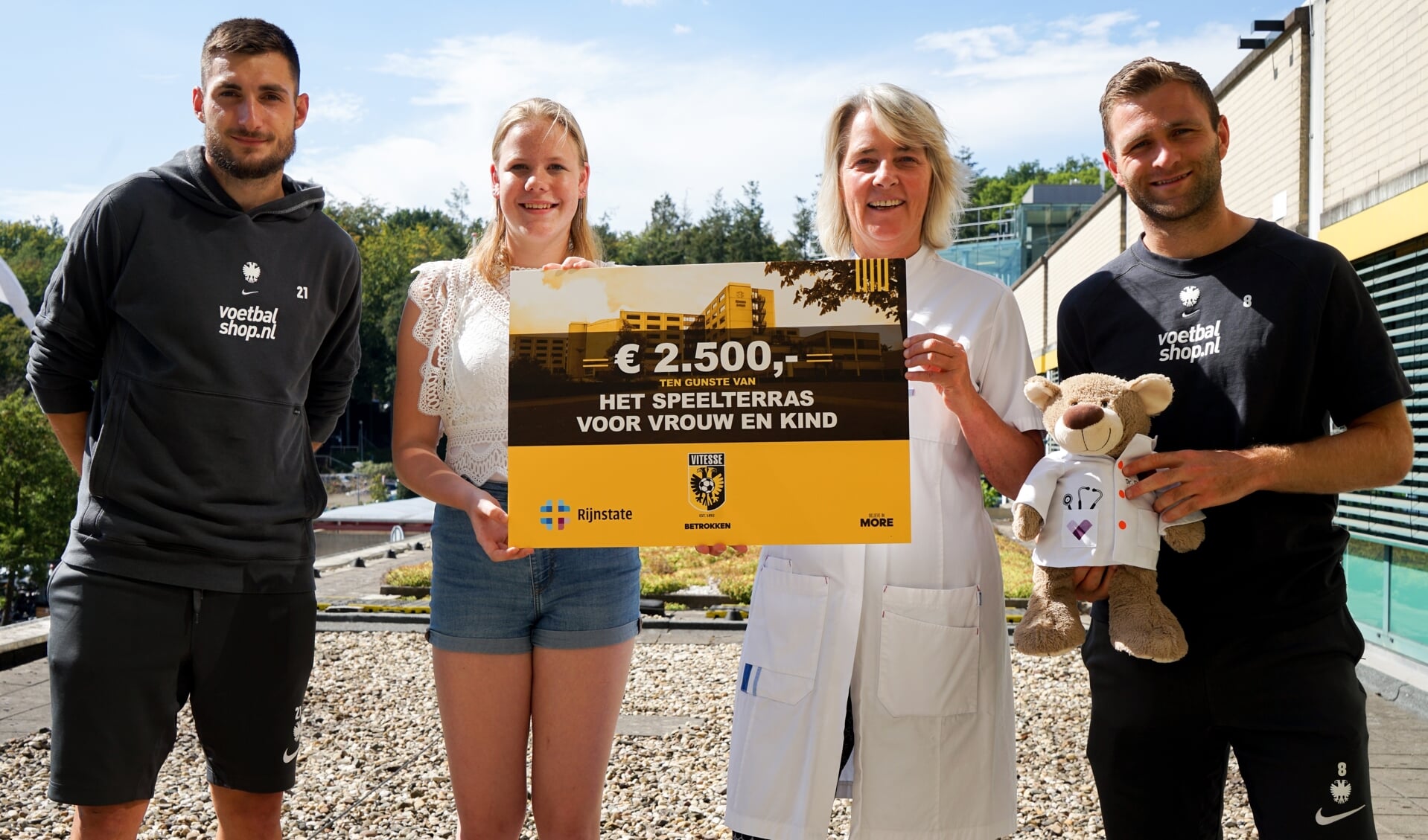 Lisa Zoon en Ines von Rosenstiel geflankeerd door  Vitesse-spelers Matúš Bero en Sondre Tronstad.  