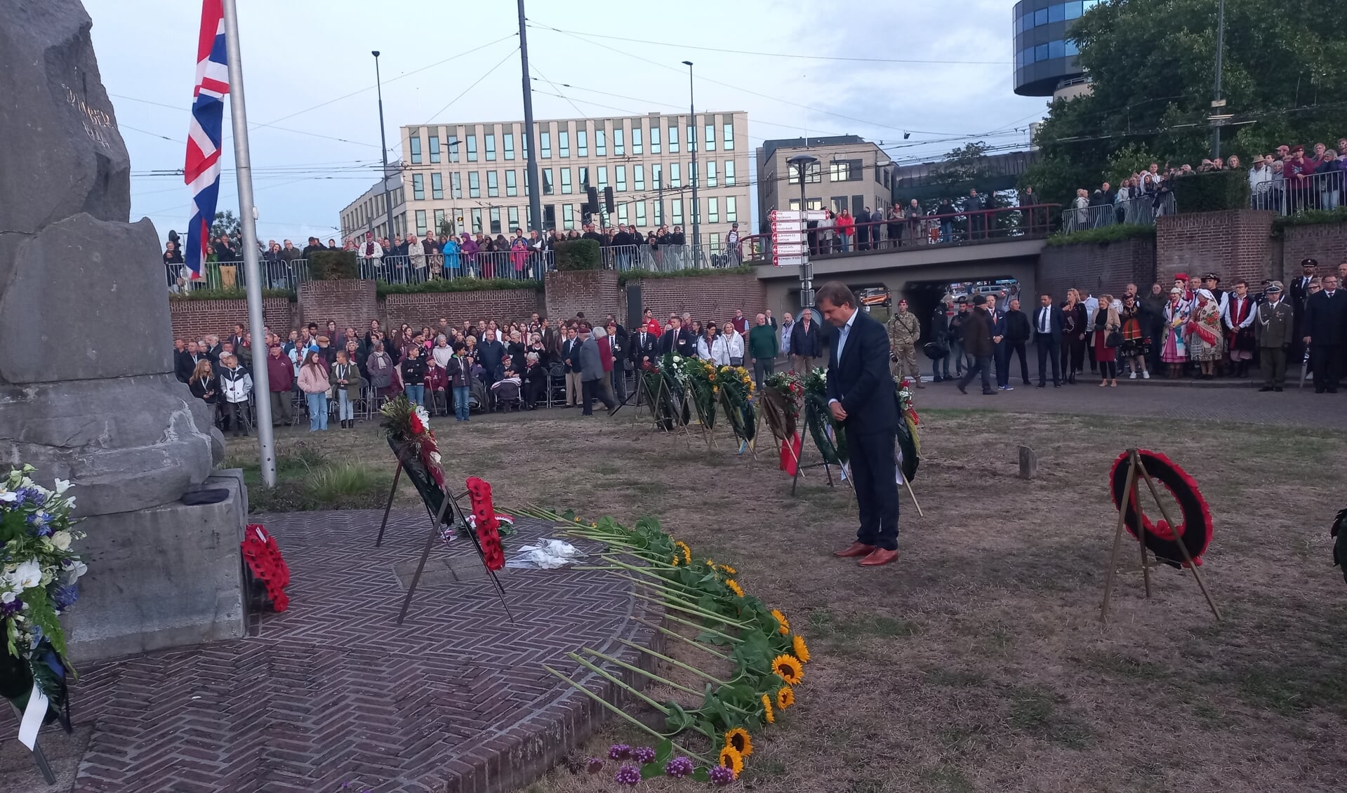 Wethouder Hubers legt bloemen op het Airborneplein. (foto: Exoduscomité)