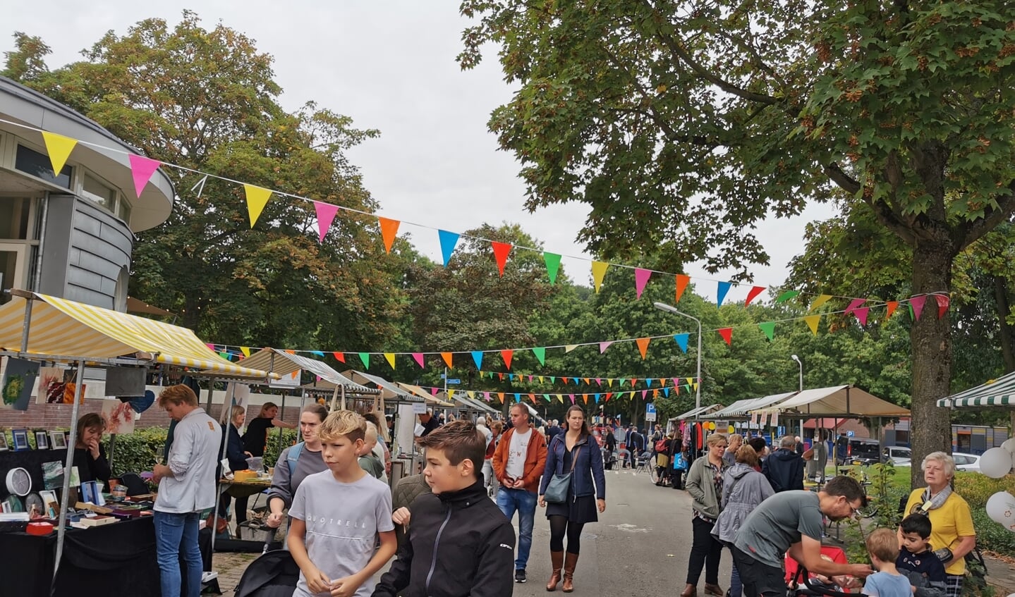Speelgoed scoren en verkopen op de kleedjesmarkt voor kinderen.