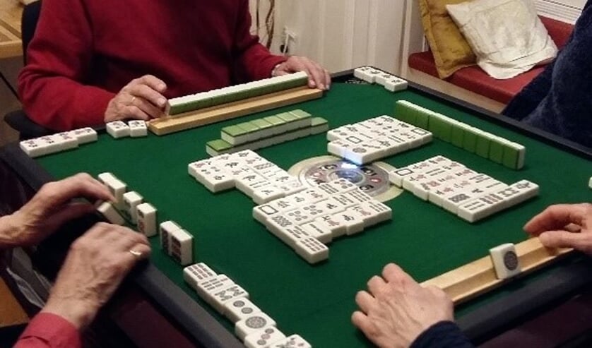 Mahjongspel aan de elektrische mahjongtafel in Zyp24.  