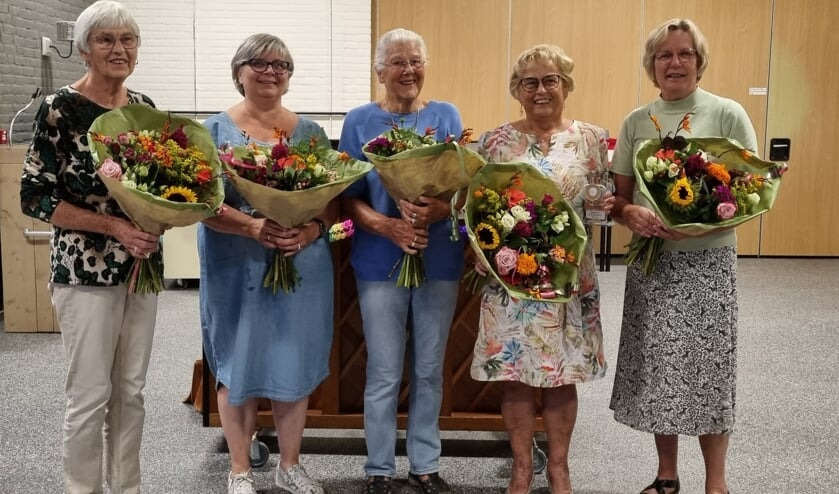 <p>De jubilarissen. Van links naar rechts: Ankie Vermeulen 12 1/2 jaar, Annelies van den Heuvel 25 jaar, Corry Hendriks 12 1/2 jaar, Jeany van den Berg, secretaresse, 40 Jaar en Joke Nijburg, ziekenbezoekdame, 25 jaar.</p>