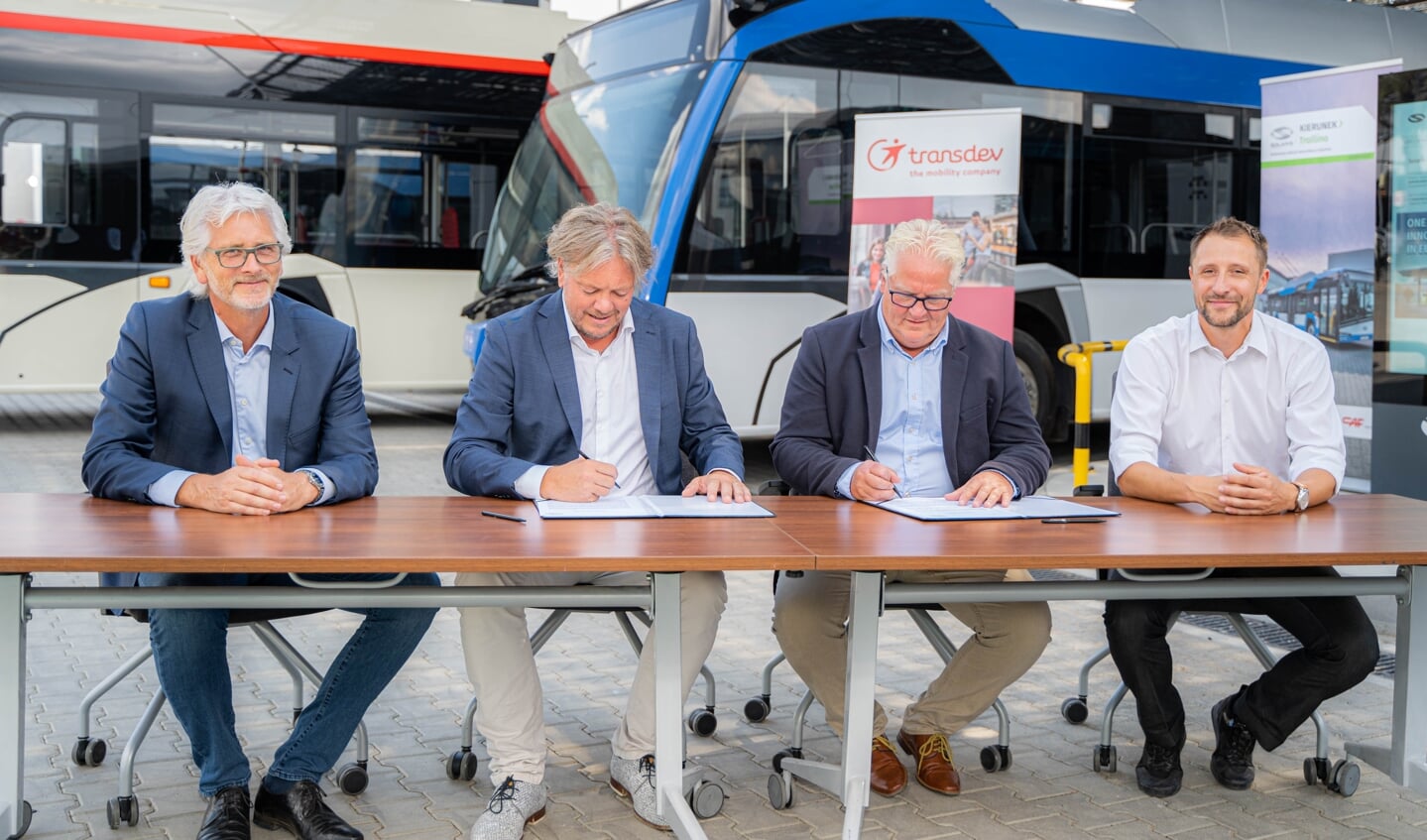 Ondertekening aankoopovereenkomst, vlnr. Bart Kraaijvanger (Zero Emissie & Facility Support Transdev NL), Martijn Mentink (Hermes), Wil Willems (Solaris Netherlands BV) en Bartlomiej Cieslik (Solaris Bus & Coach).