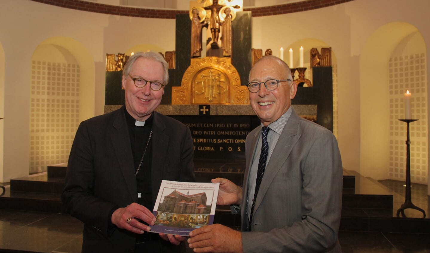 Bisschop De Korte ontvangt het eerste boek uit handen van historicus Sjef Schmiermann.