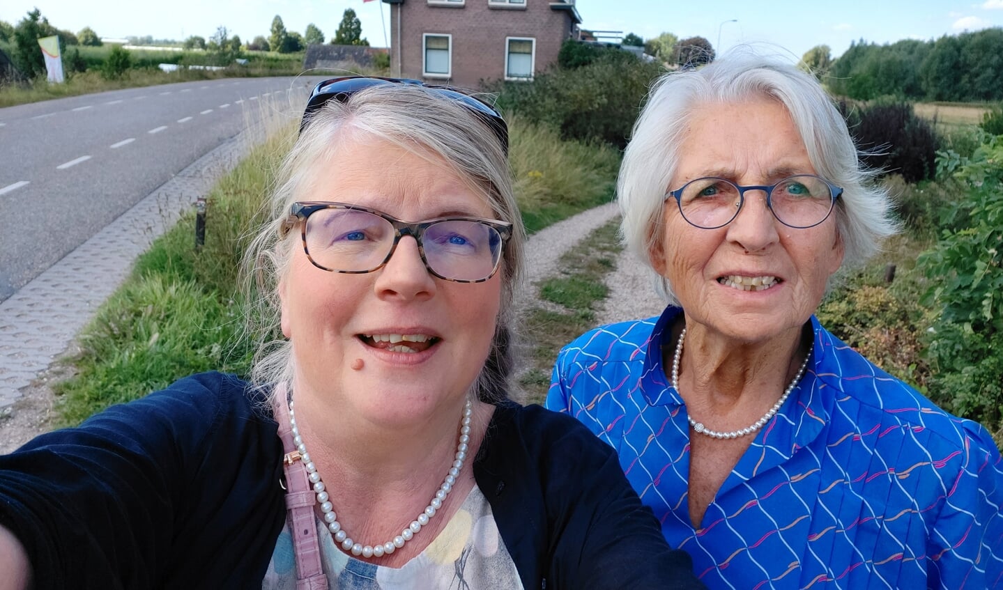Carin en Houke, dochter en zus van Janny Abbas naast het ouderlijk huis op de dijk in Opheusden. 