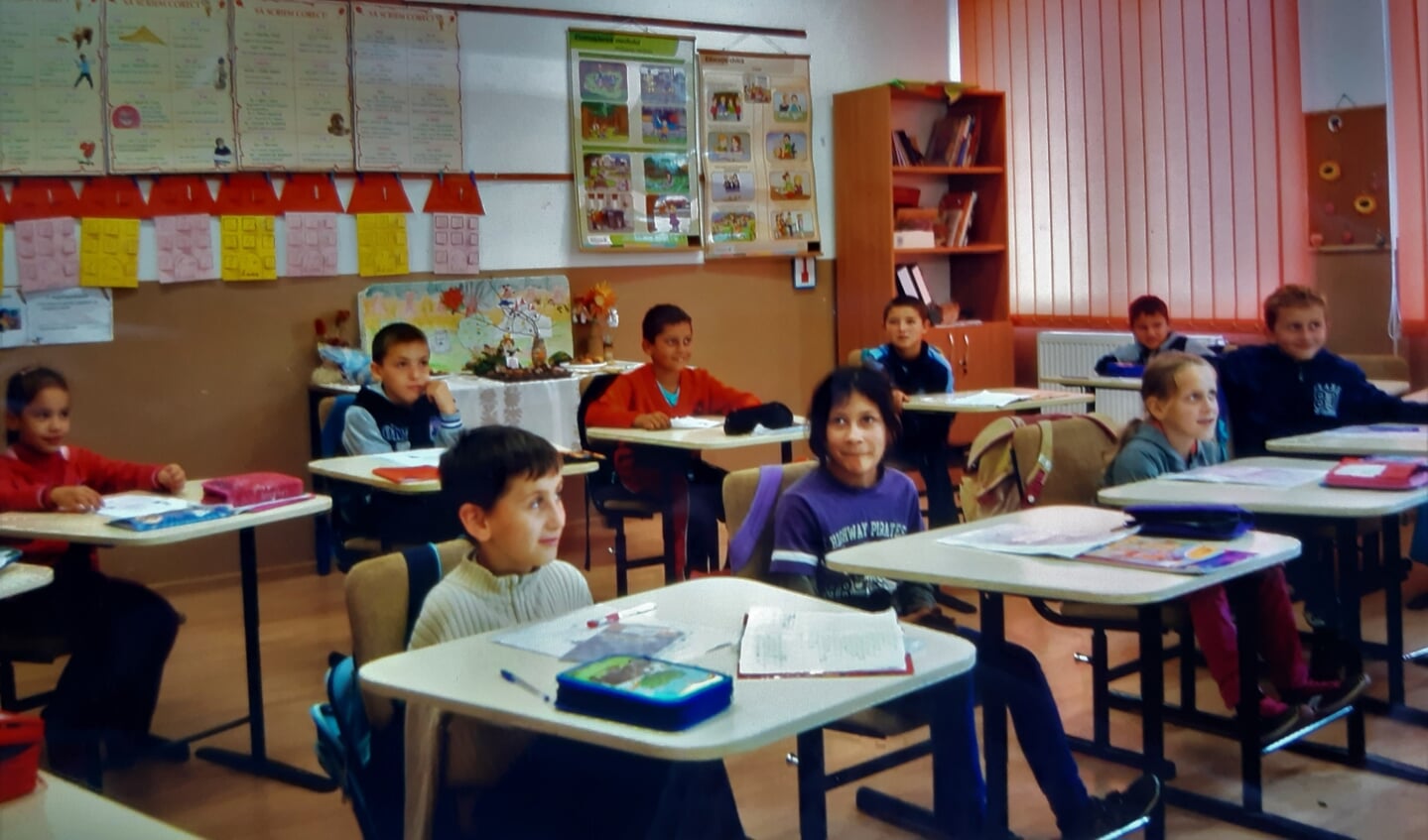 Een schoolklas in Hodod, Roemenië.