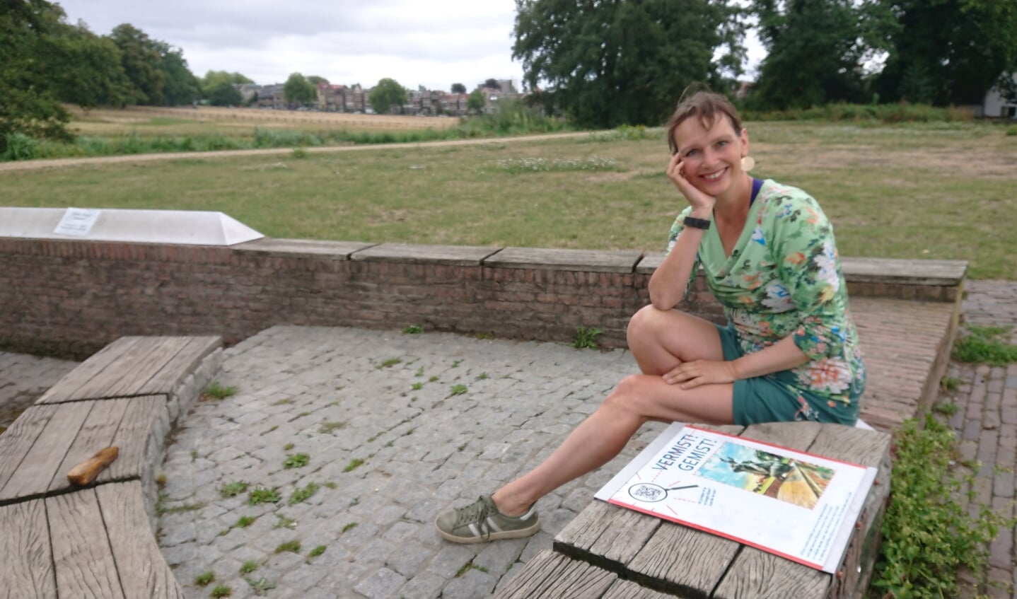 Watermuseumdirecteur Monique Verber op de plek waar de verdwenen kikkerkoning achttien jaar lang te vinden was.