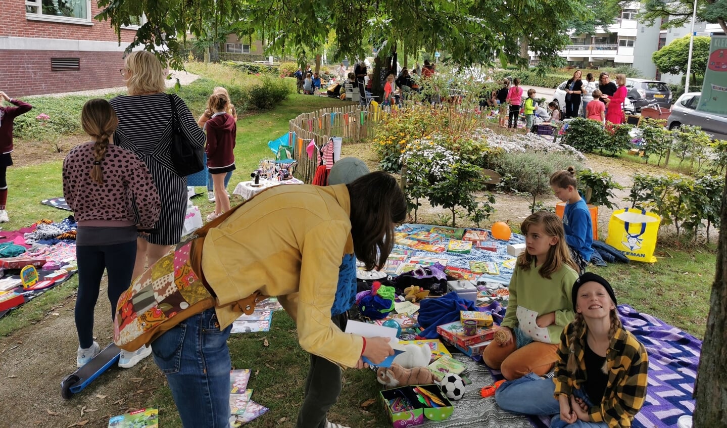 Op de Ontmoet-je-BUUR-markt laten bewoners en wijkorganisaties uit Brakkenstein zien wat ze de wijk te bieden hebben.