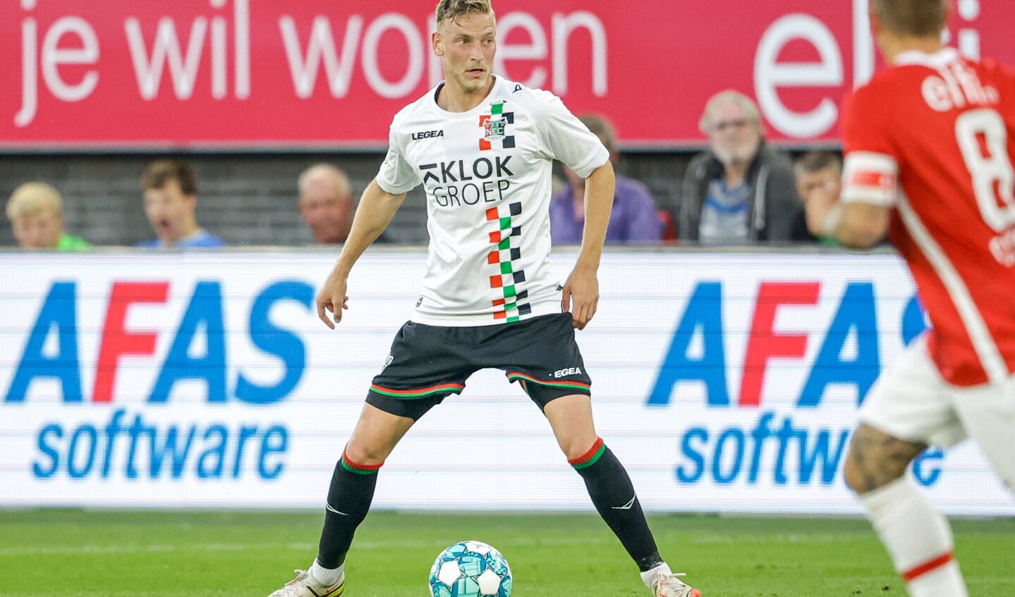 Joris Kramer tijdens de wedstrijd AZ Alkmaar - NEC Nijmegen 1 september 2022. 