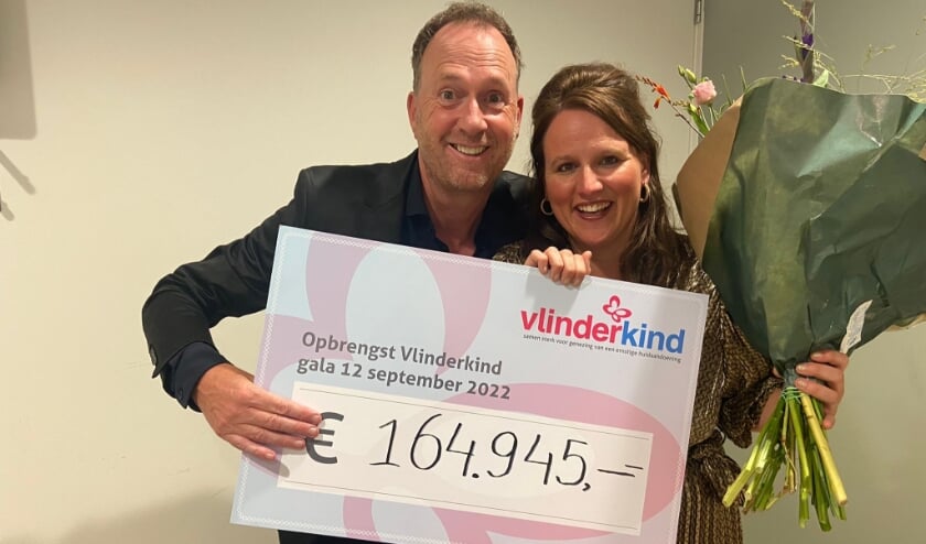<p>Jochem van Gelder en Vlindermoeder Wendy van Teeffelen met de cheque.</p>  